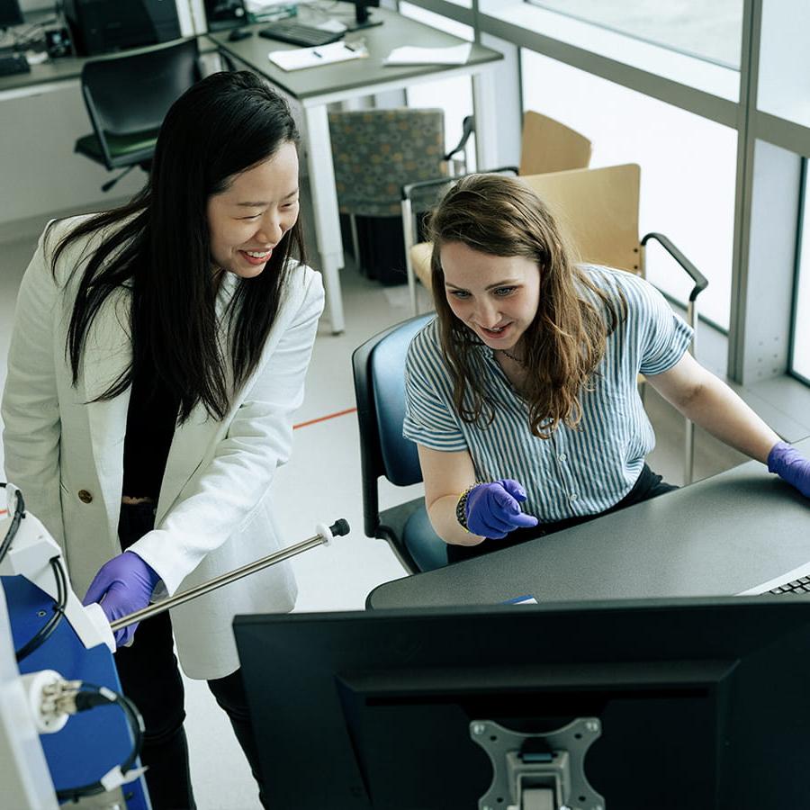 Faculty works with student in Core Facilities.